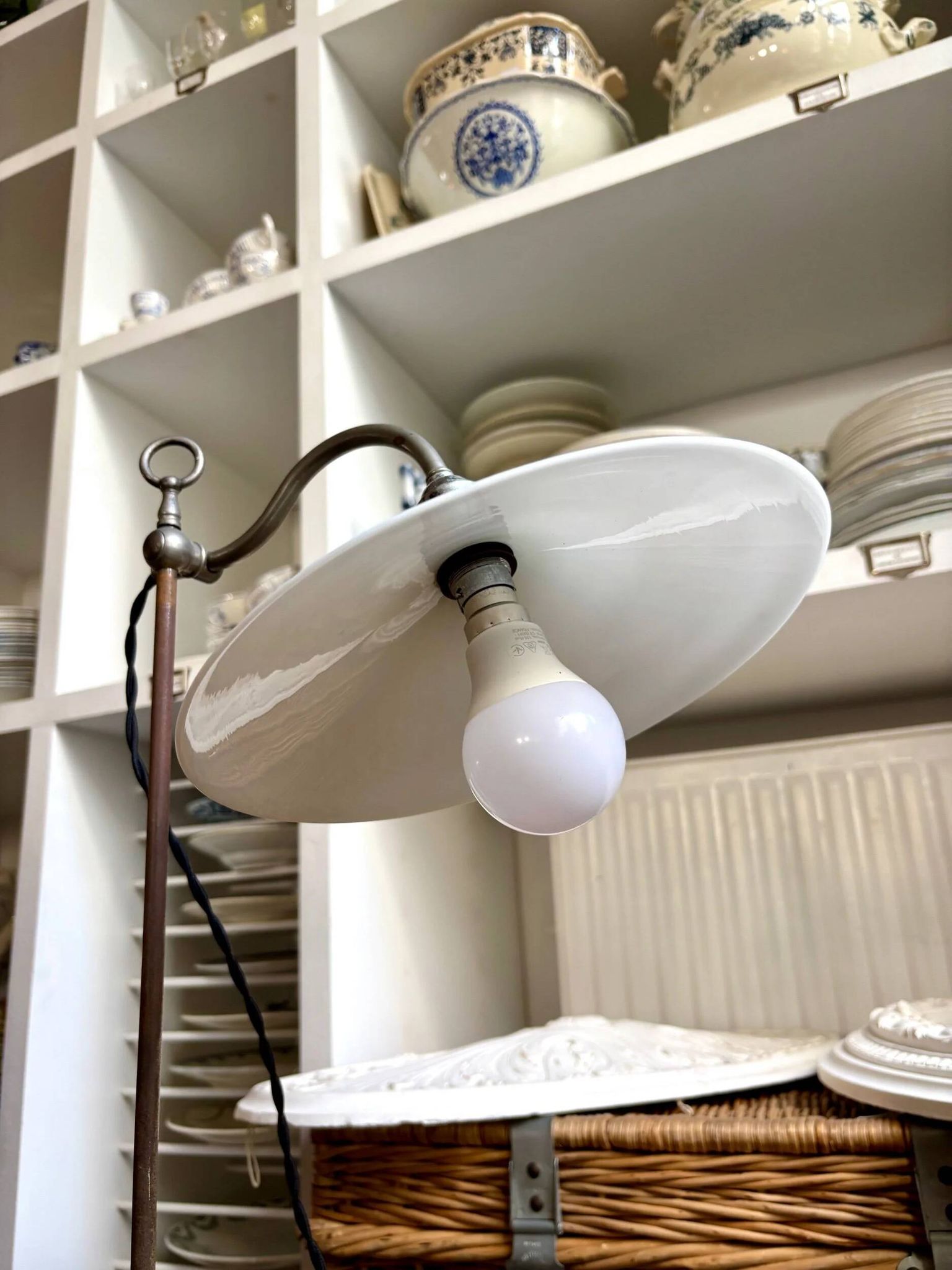 Lampe col de cygne en métal et opaline blanche