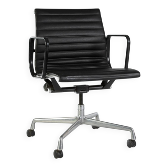 Chaise de bureau noire Herman Miller Original Eames EA318 avec base à roulettes