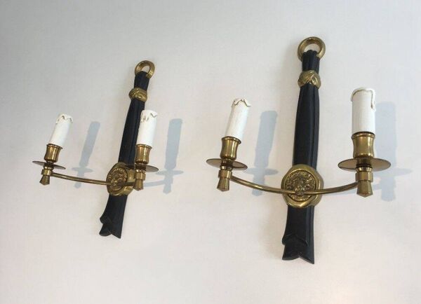 Paire d'appliques en bronze laquées noires à décors de têtes de lions