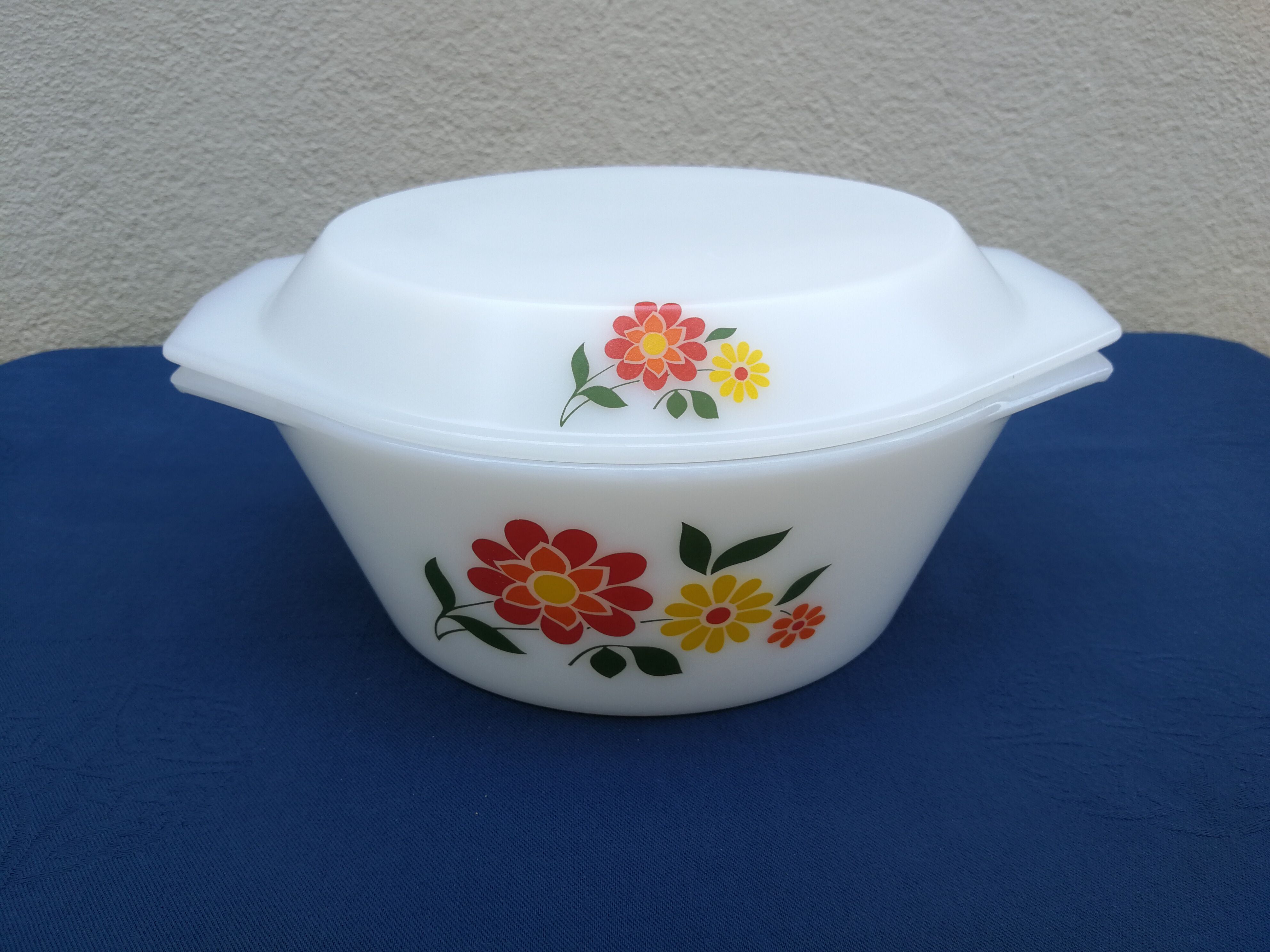 Flat vintage round Arcopal casserole with flowers
