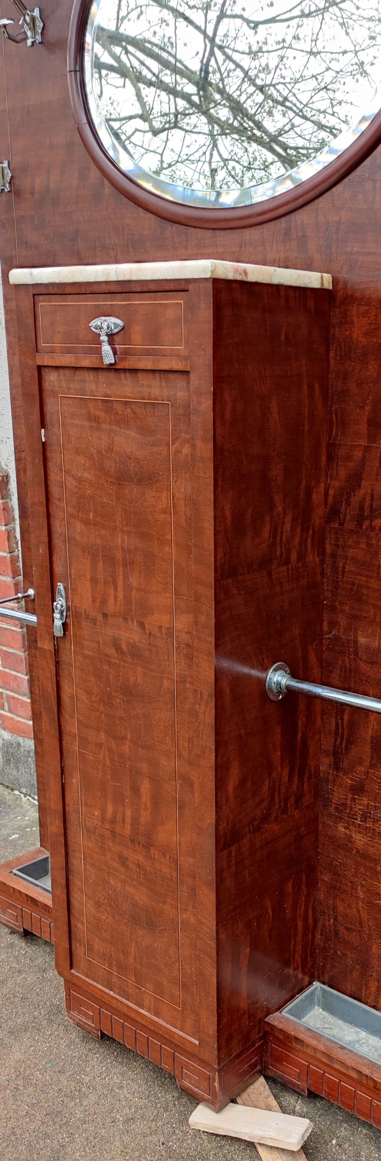 Art deco entrance cloakroom