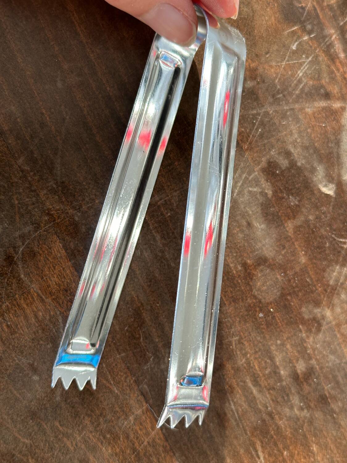 The service of 6 whiskey glasses with red flowers, with its bucket and its ice cube tongs.