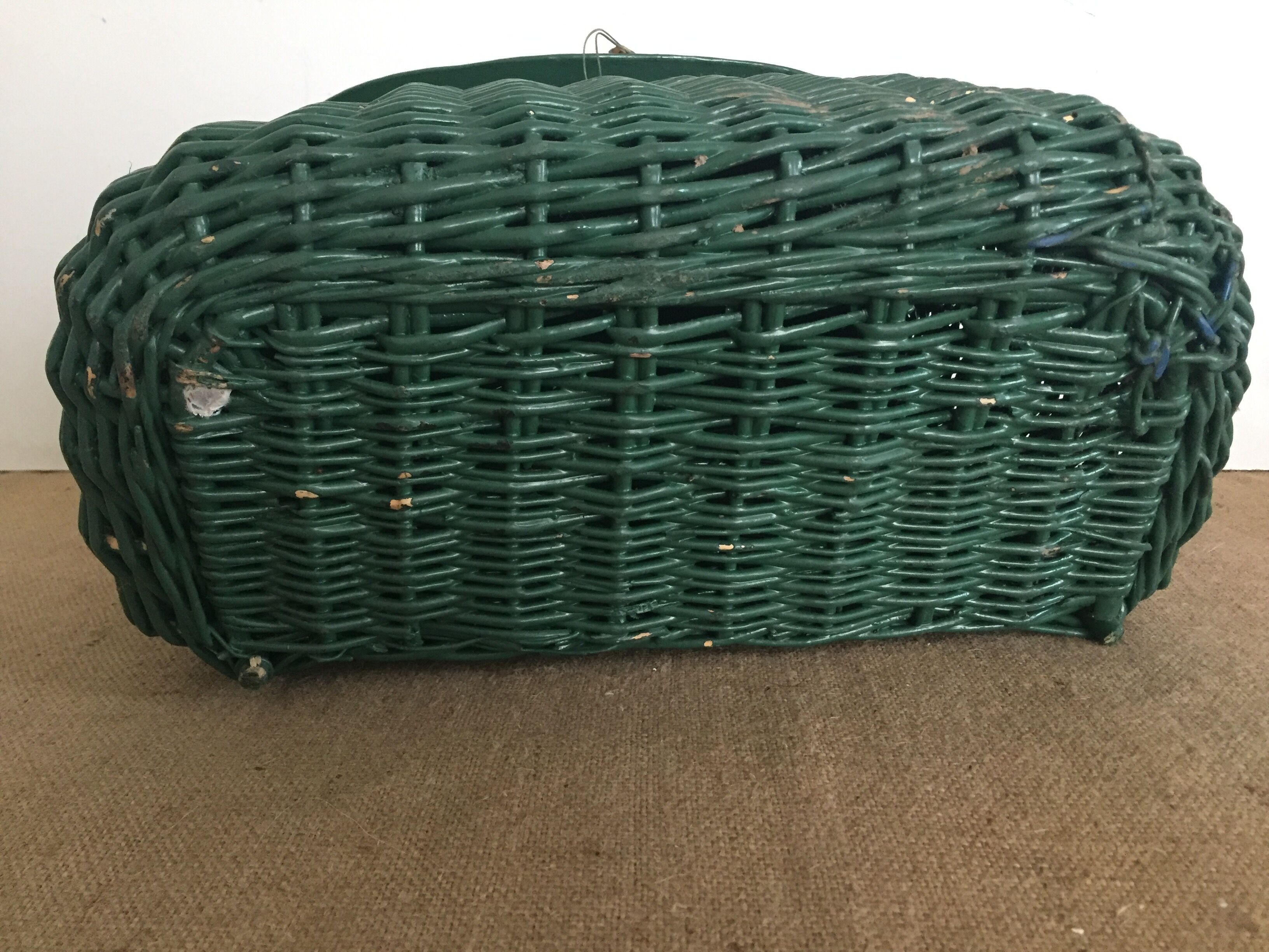 Ancien panier de pêche avec lanière en cuir