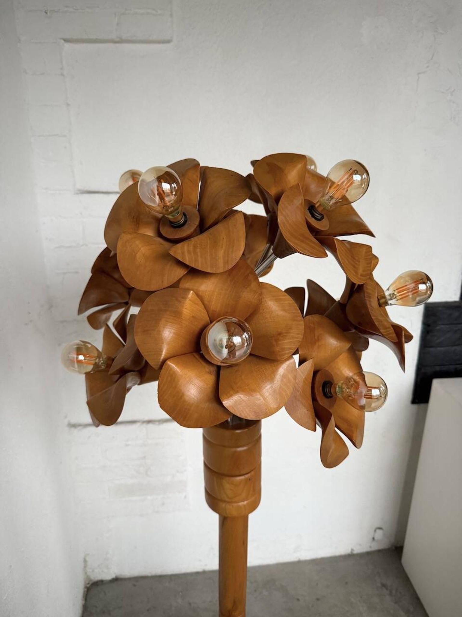 Lampadaire en orme motifs « fleurs », années 70