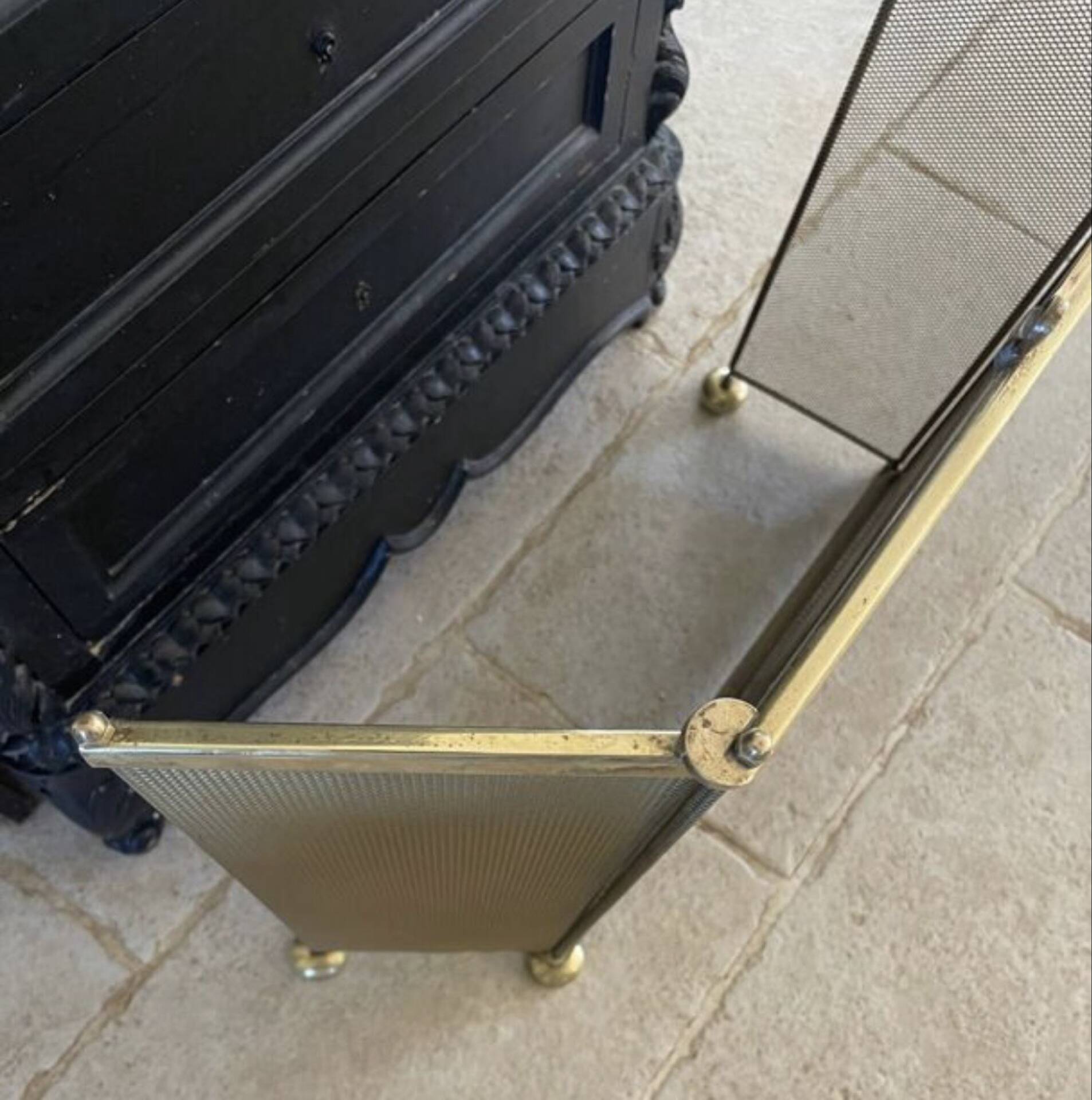 Vintage English fire screen in brass and gilded metal.
