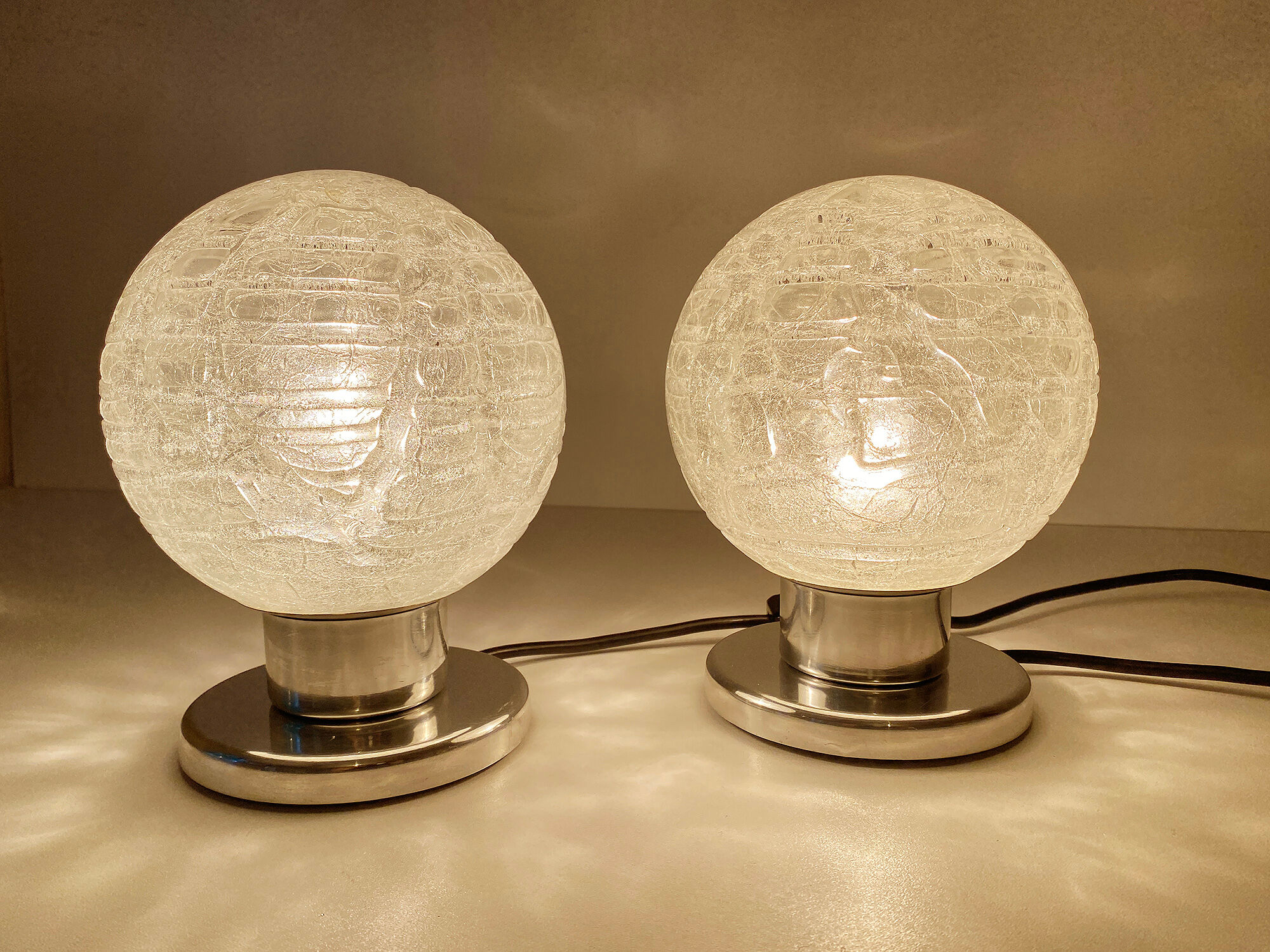 Paire de lampes de table vintage, verre structuré soufflé et chrome, annees 70