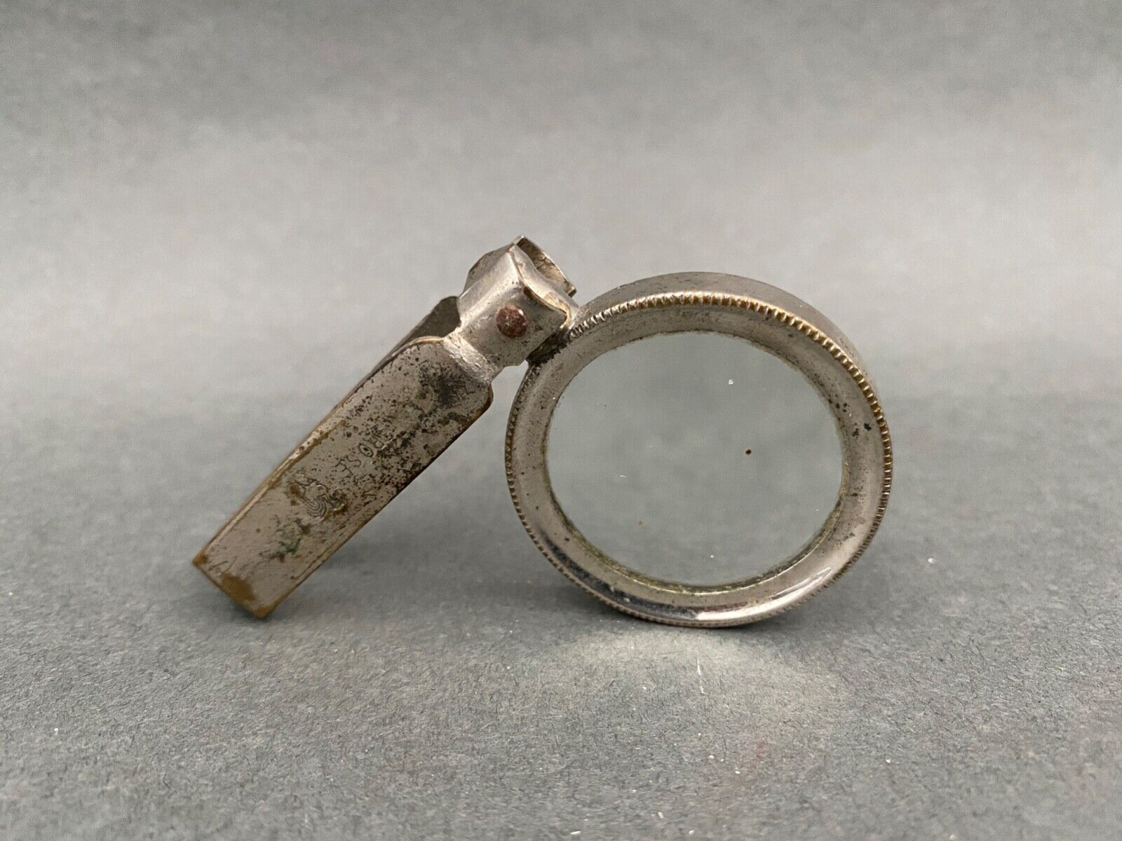 Foldable magnifying glass in silver metal 1900