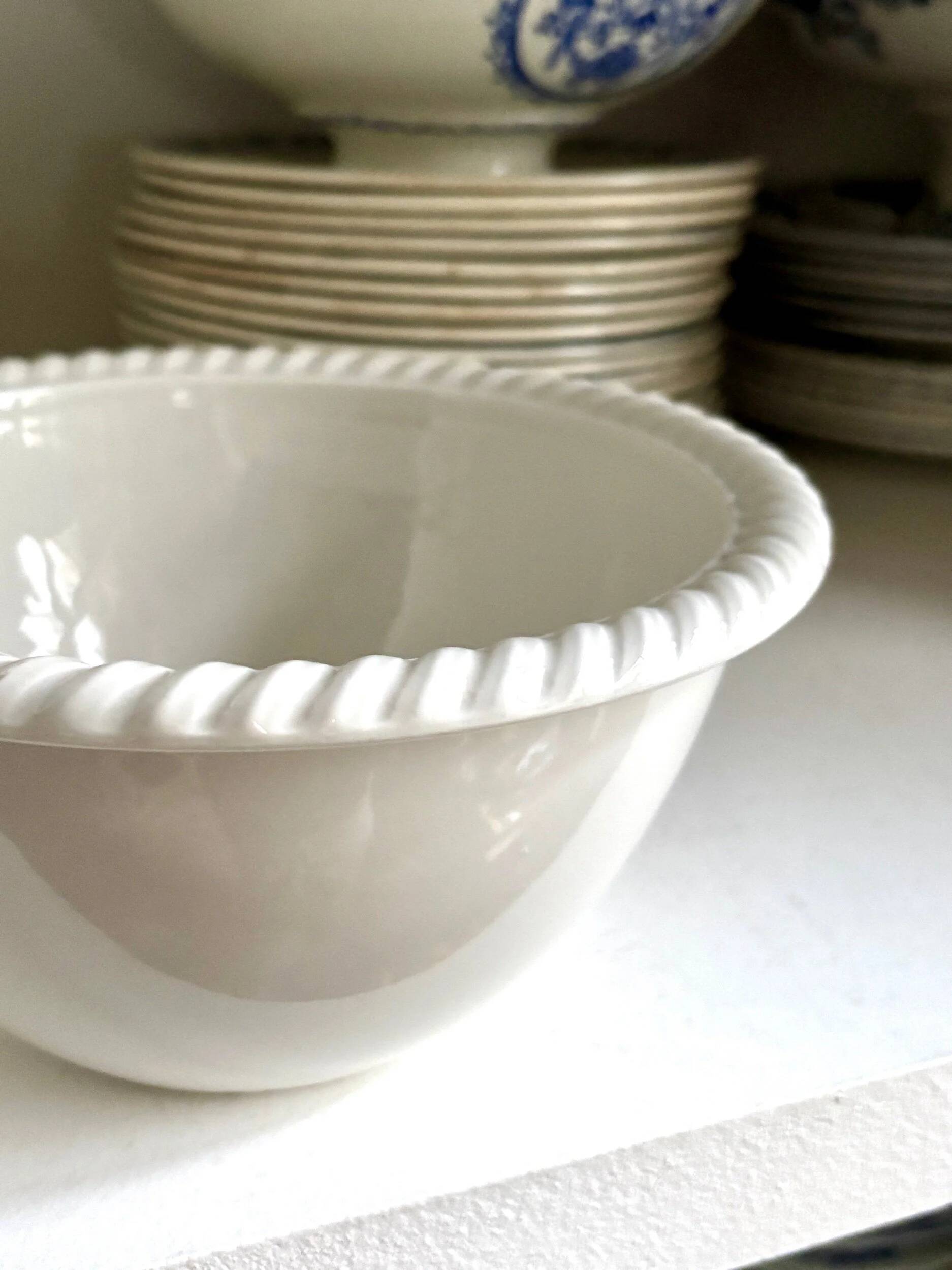 Saladier en faïence blanche