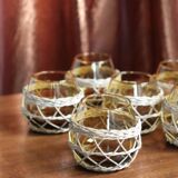 Ensemble de verres ambré avec vannerie