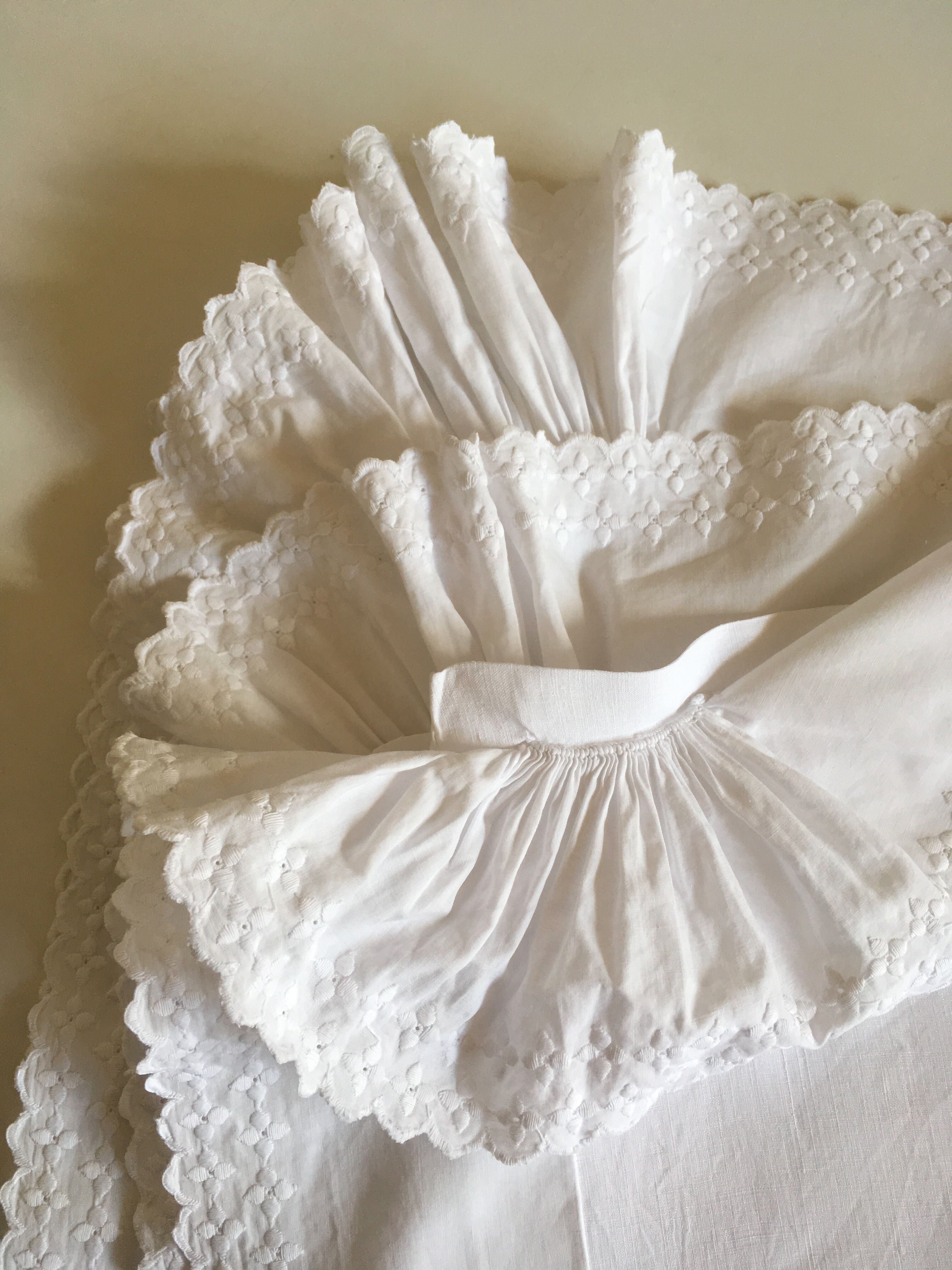 Pillowcase 19th century house at bellows in linen thread