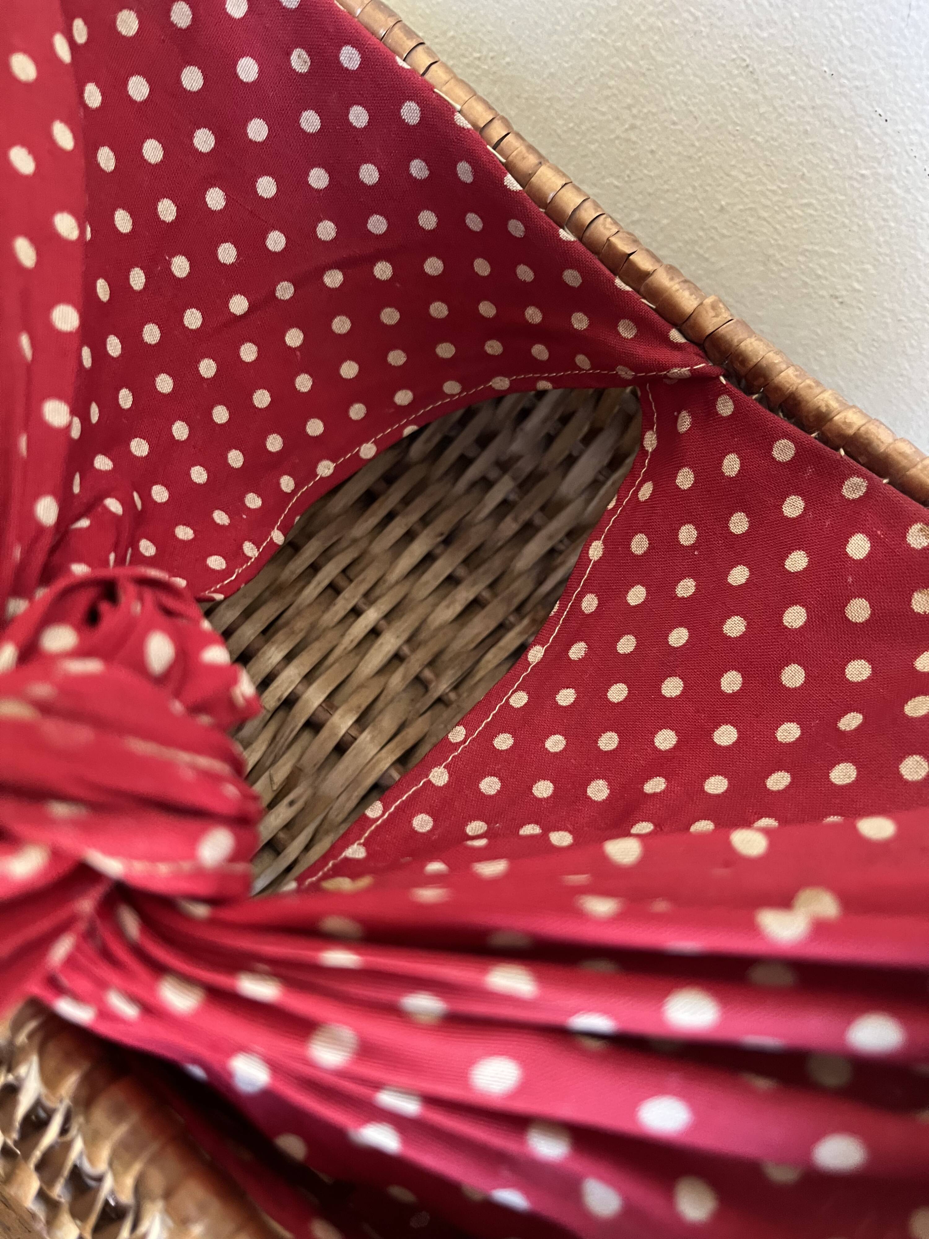 Panier gondole en osier 1960 doublé de coton a pois rouges