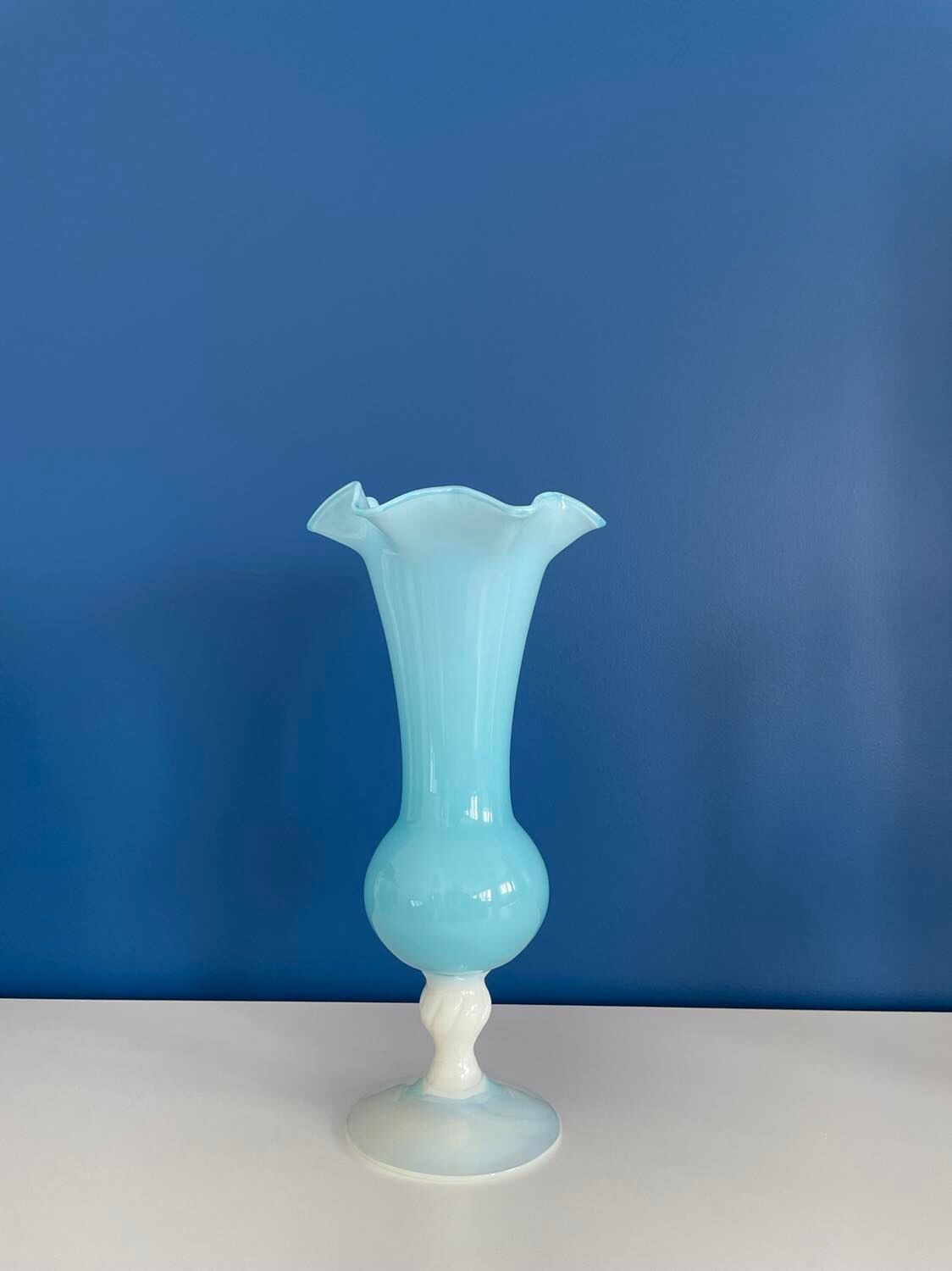 Vase bleu verre opaline vintage
