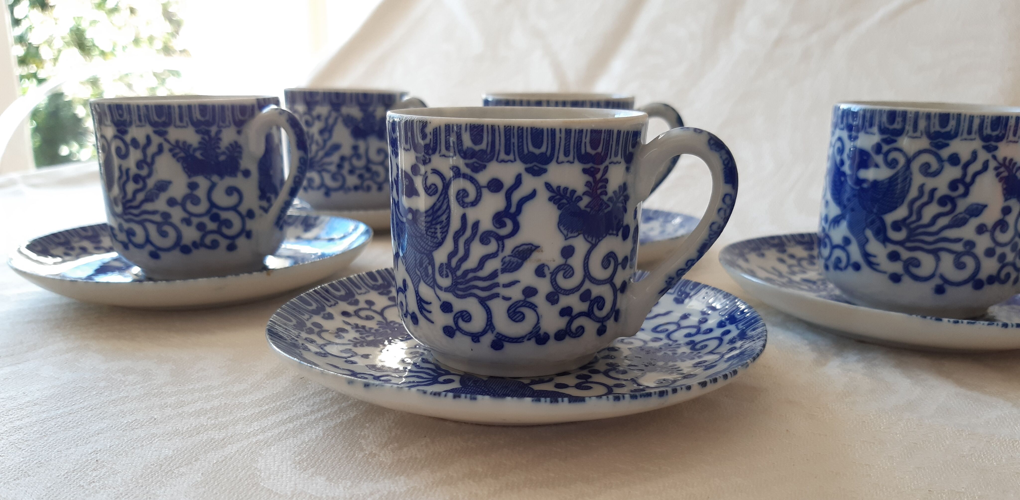 5 tea cups and fine porcelain saucers from Japan