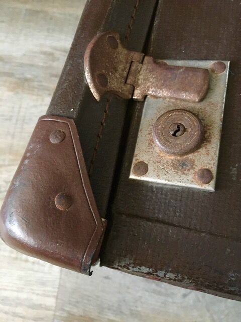Vintage brown suitcase handle in Bakelite