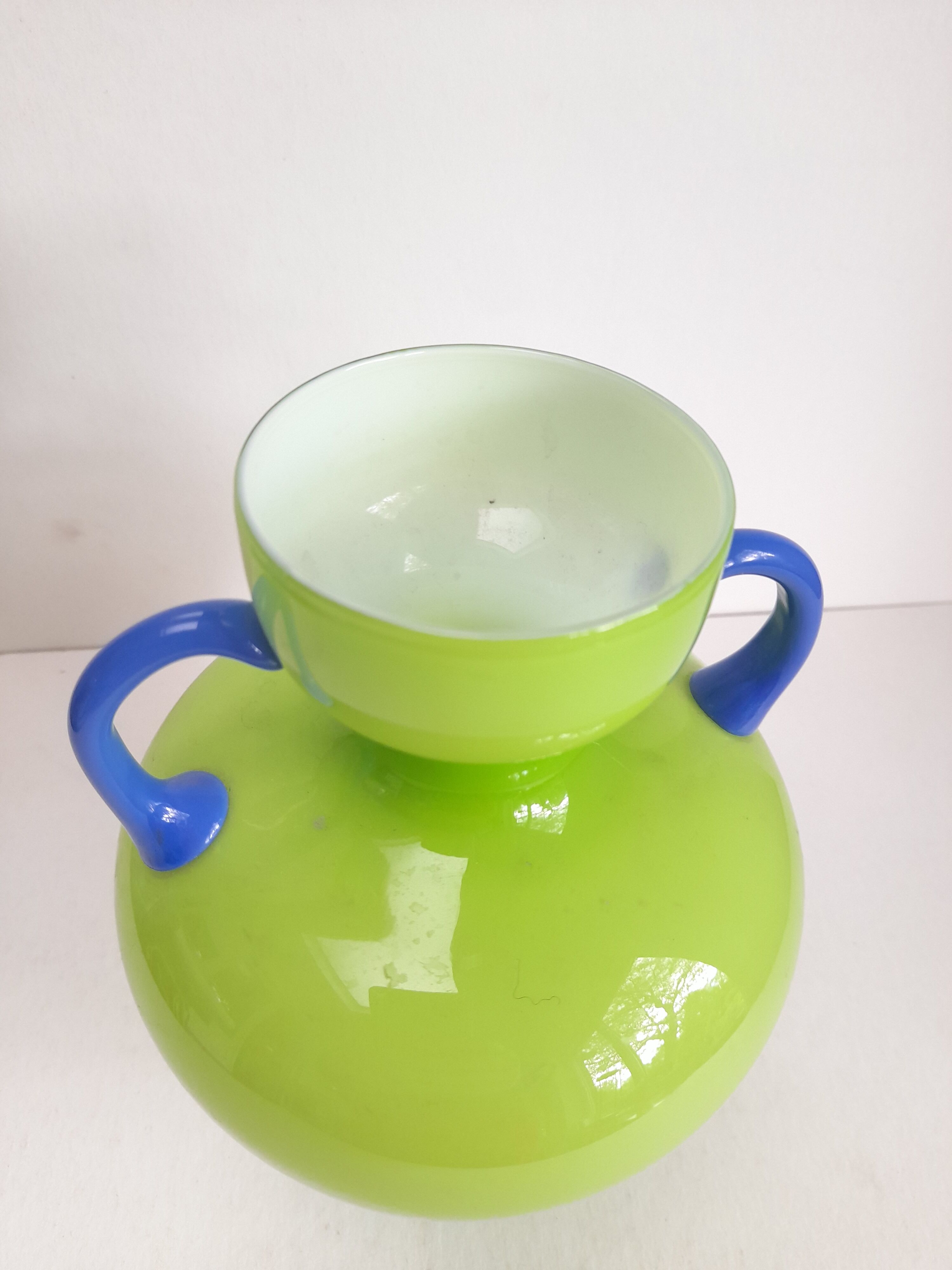Vase vert à anses bleues en opaline italienne