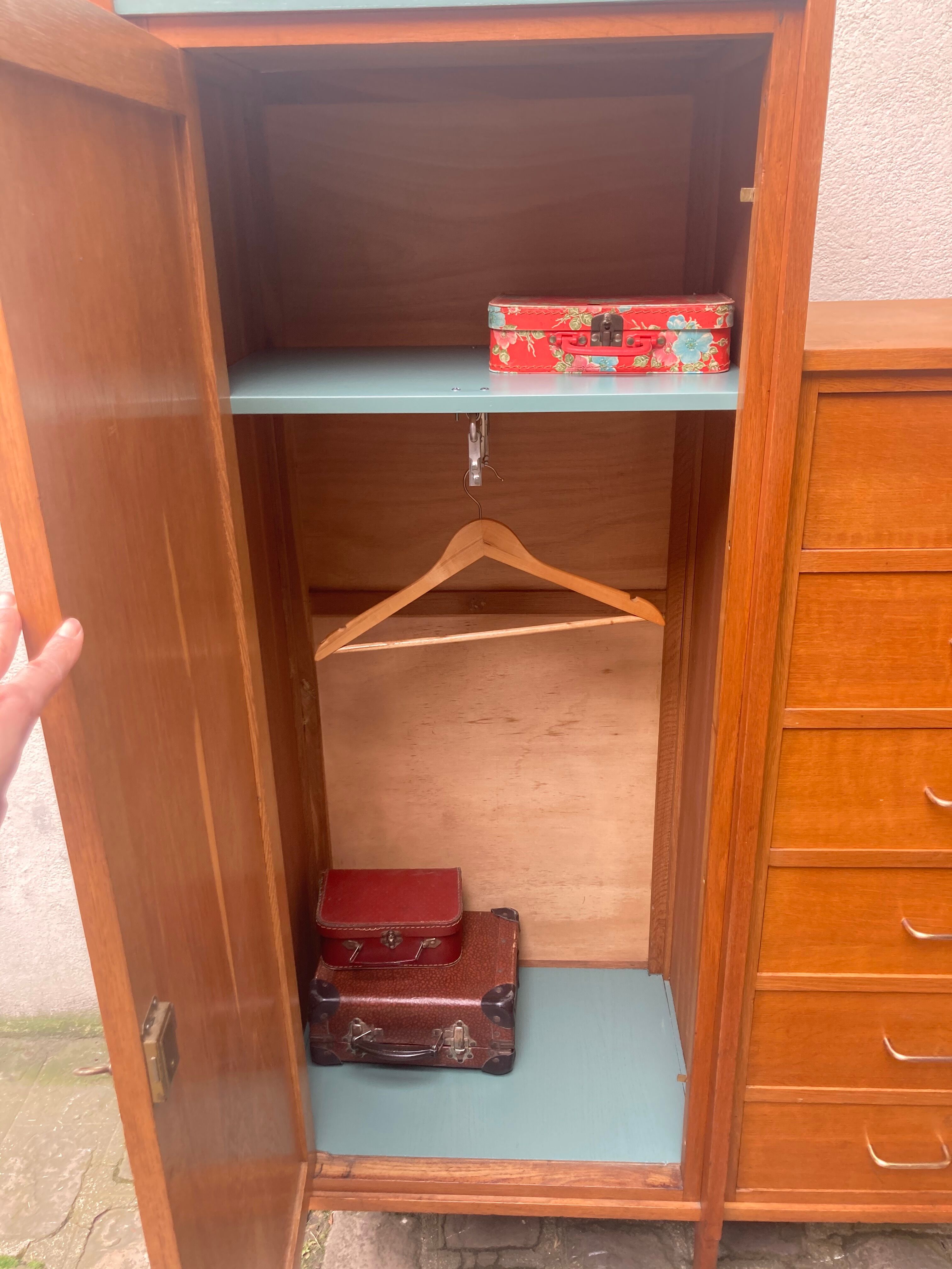 Asymmetrical cabinet