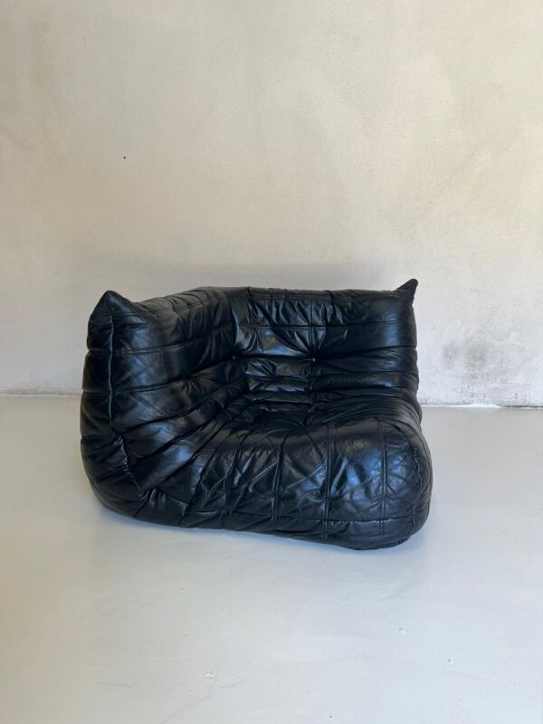 Chauffeuse d'angle Togo en cuir noir par Ligne Roset
