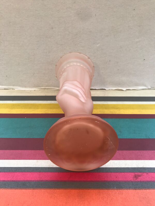 Vase ancien art deco verre moule rose forme main avec torche années 40 vintage