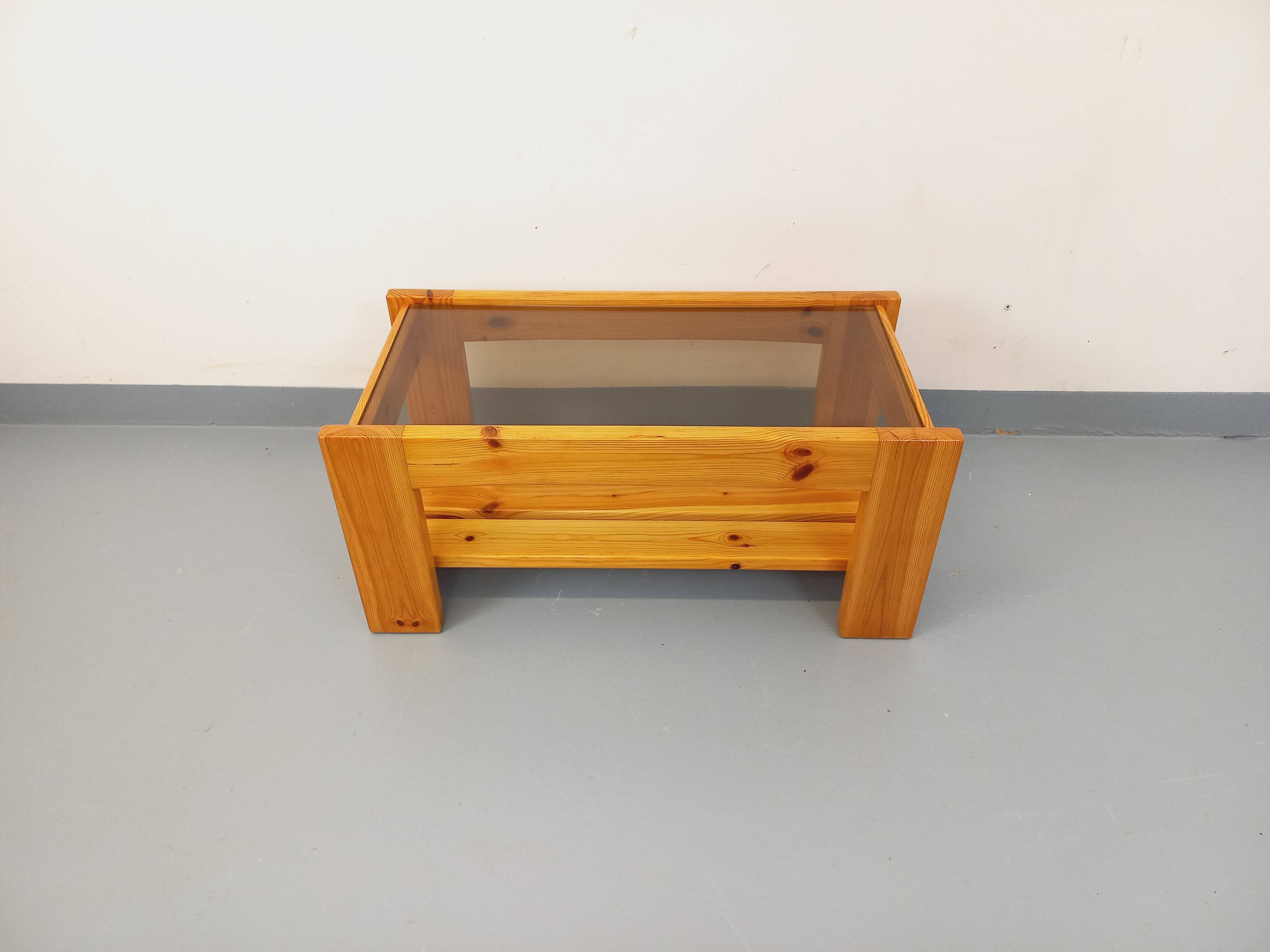 Table basse vintage en pin et verre fumé des années 70 80
