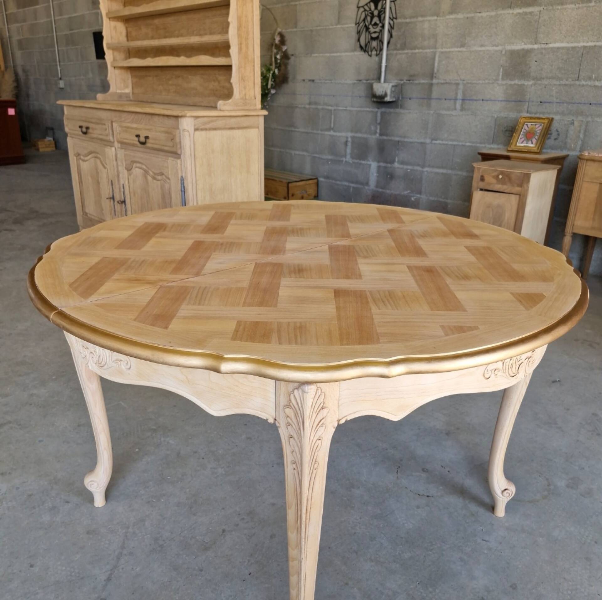 Round table made of cherry wood, sanded and varnished.