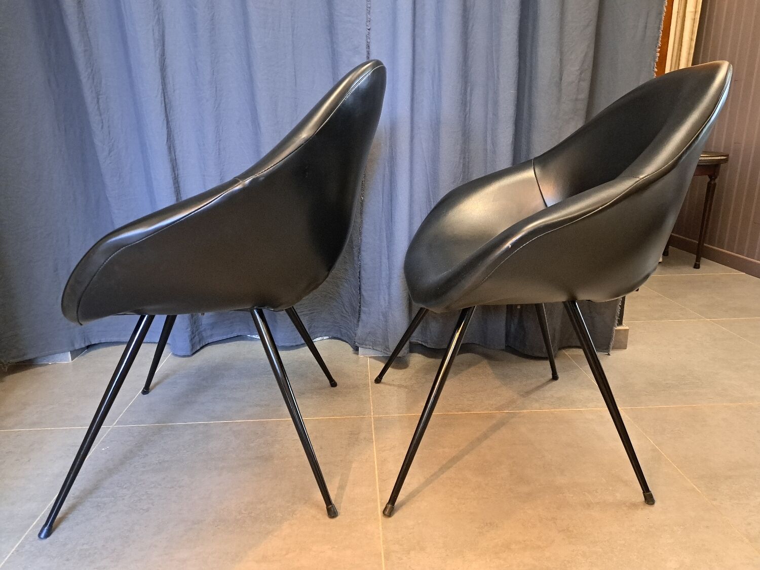 Pair of armchairs in skaï and black steel