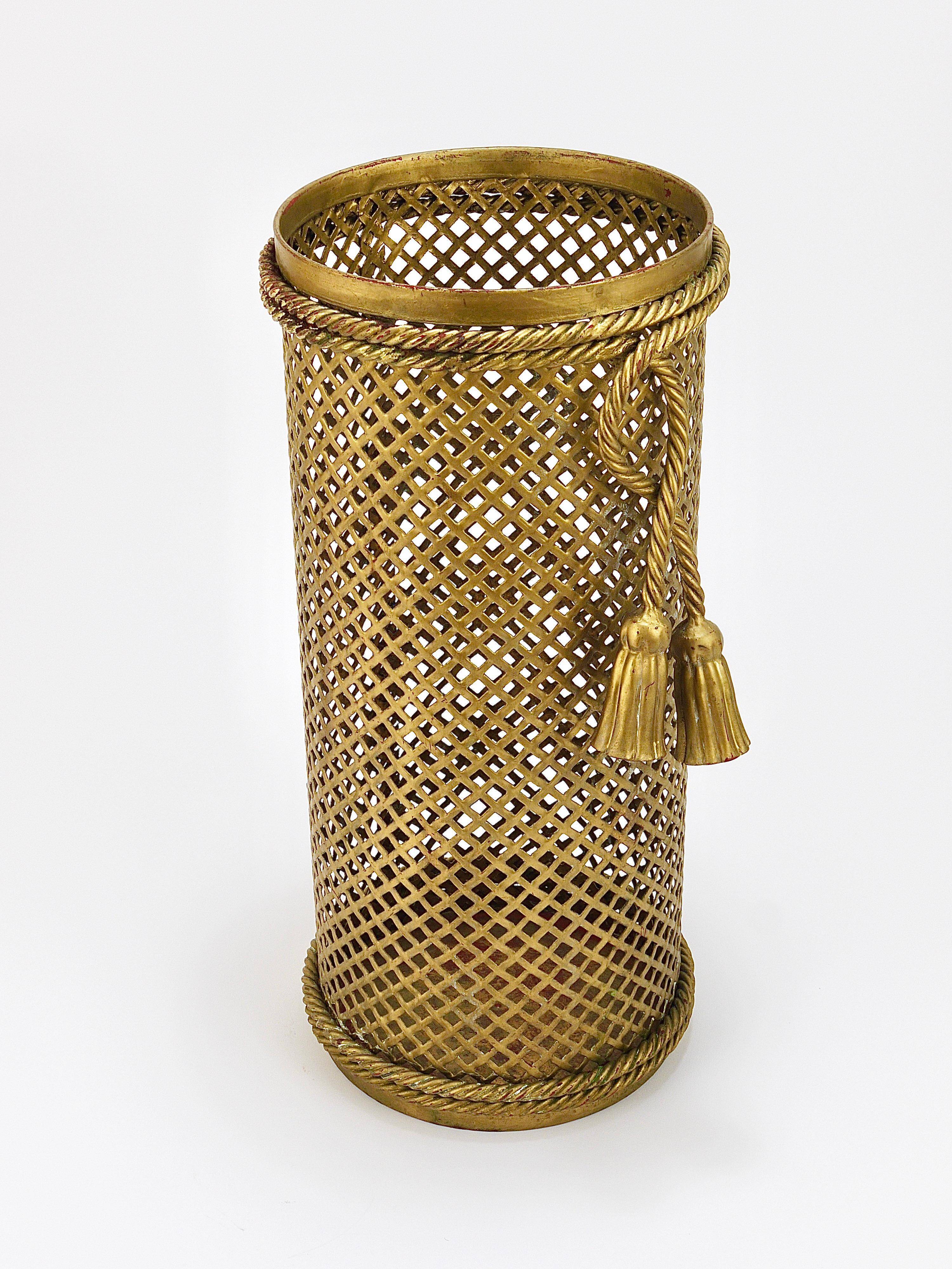 Hollywood Regency umbrella stand in gold metal with cord and tassels, Li Puma Firenze, 1950.