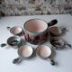Lot service à fondue Vallauris 1 grand caquelon et 6 petits caquelons décor chardon gris, bleu, vert