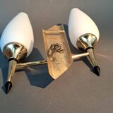 Petite applique à deux lumières, opaline blanche et laiton doré, Circa 1960.