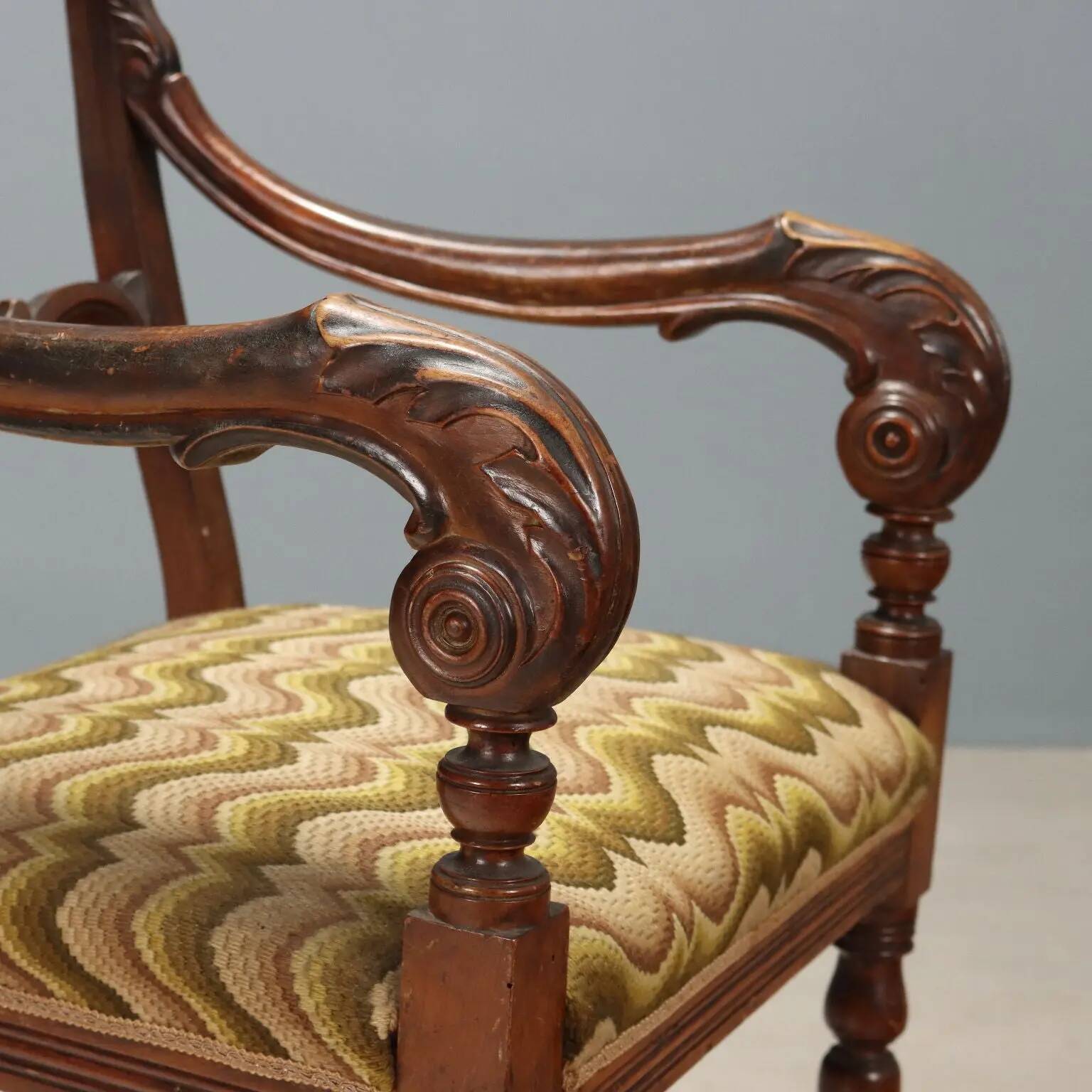 Antique Louis-Philippe armchair in walnut, Italy, 19th century.