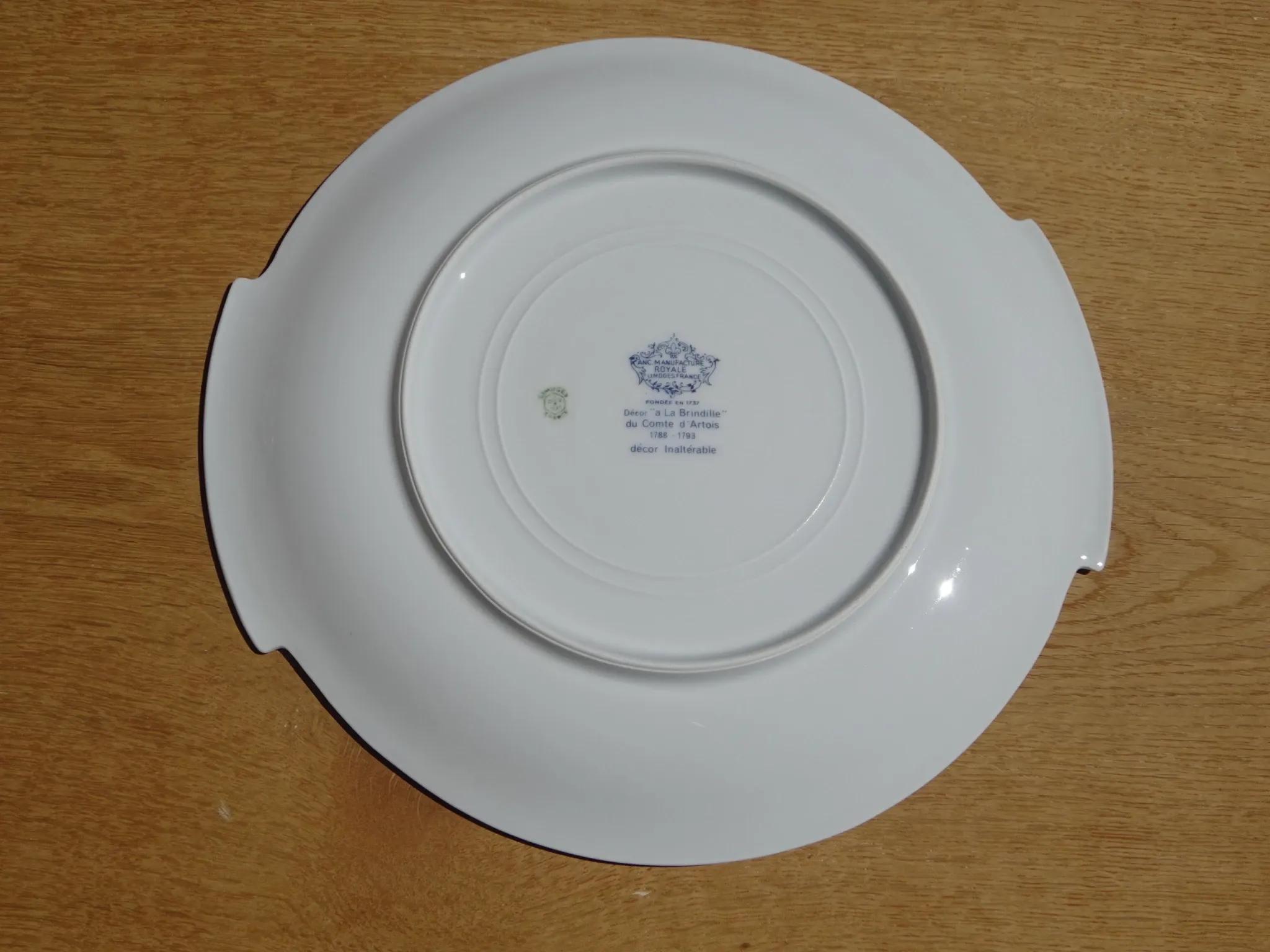 Fine Limoges porcelain dessert service: dish and 12 plates.