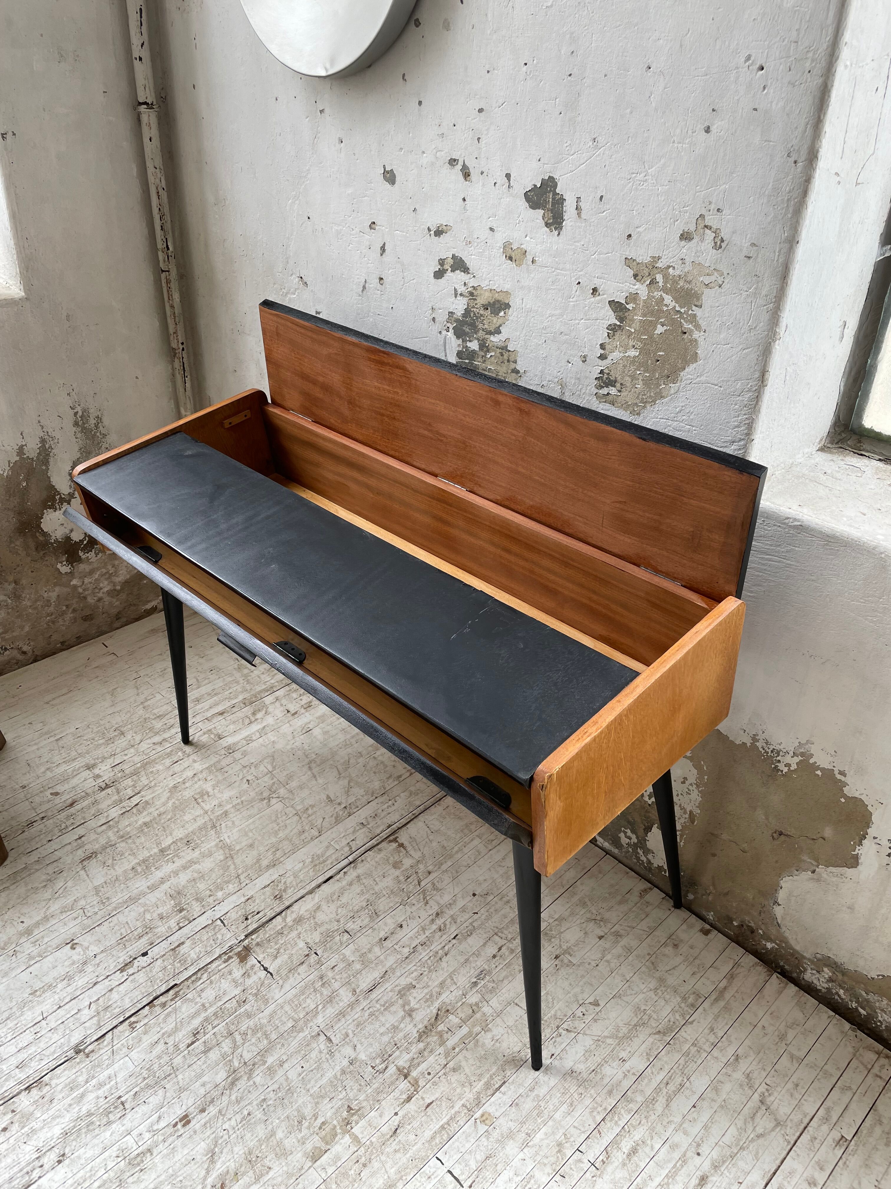 Console desktop feet compass 60s