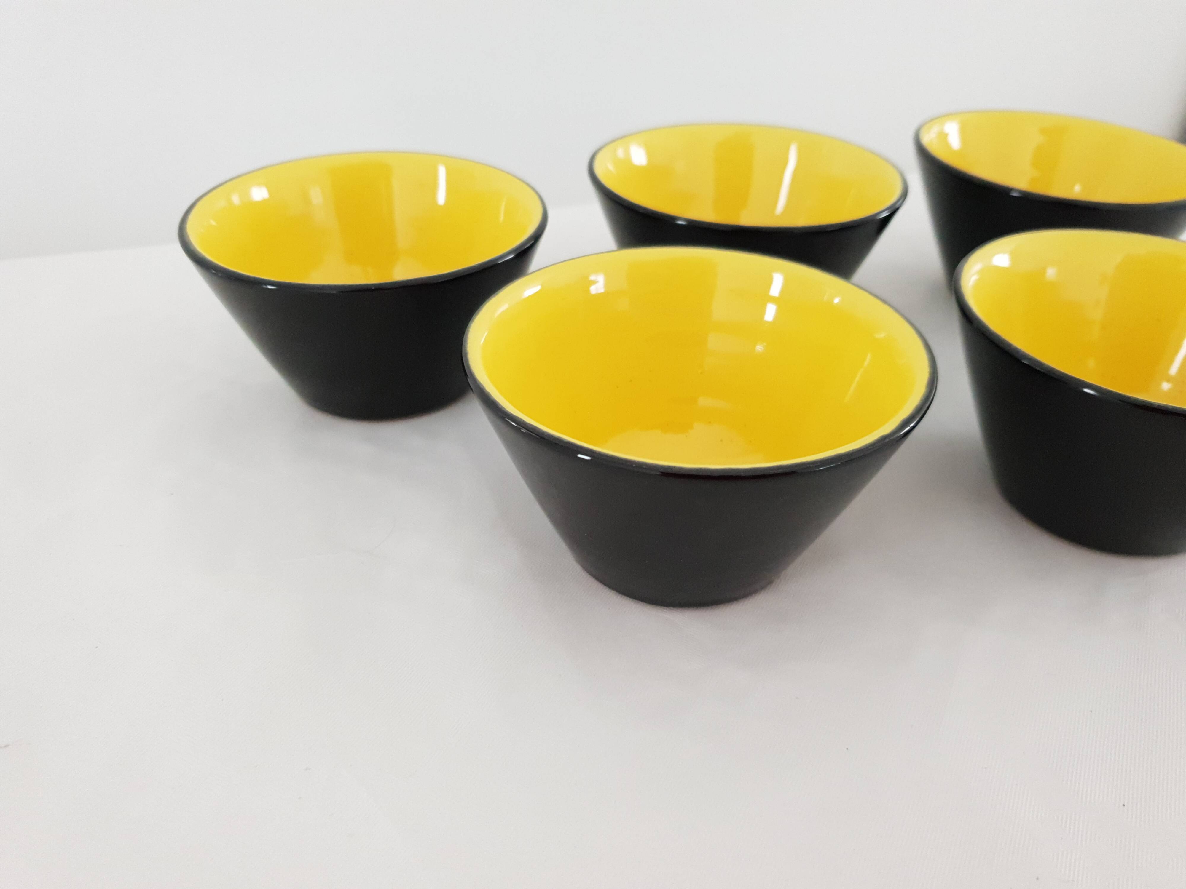 Set of 5 small black & yellow ceramic bowls (Ramekins) signed Kéramos Sèvres