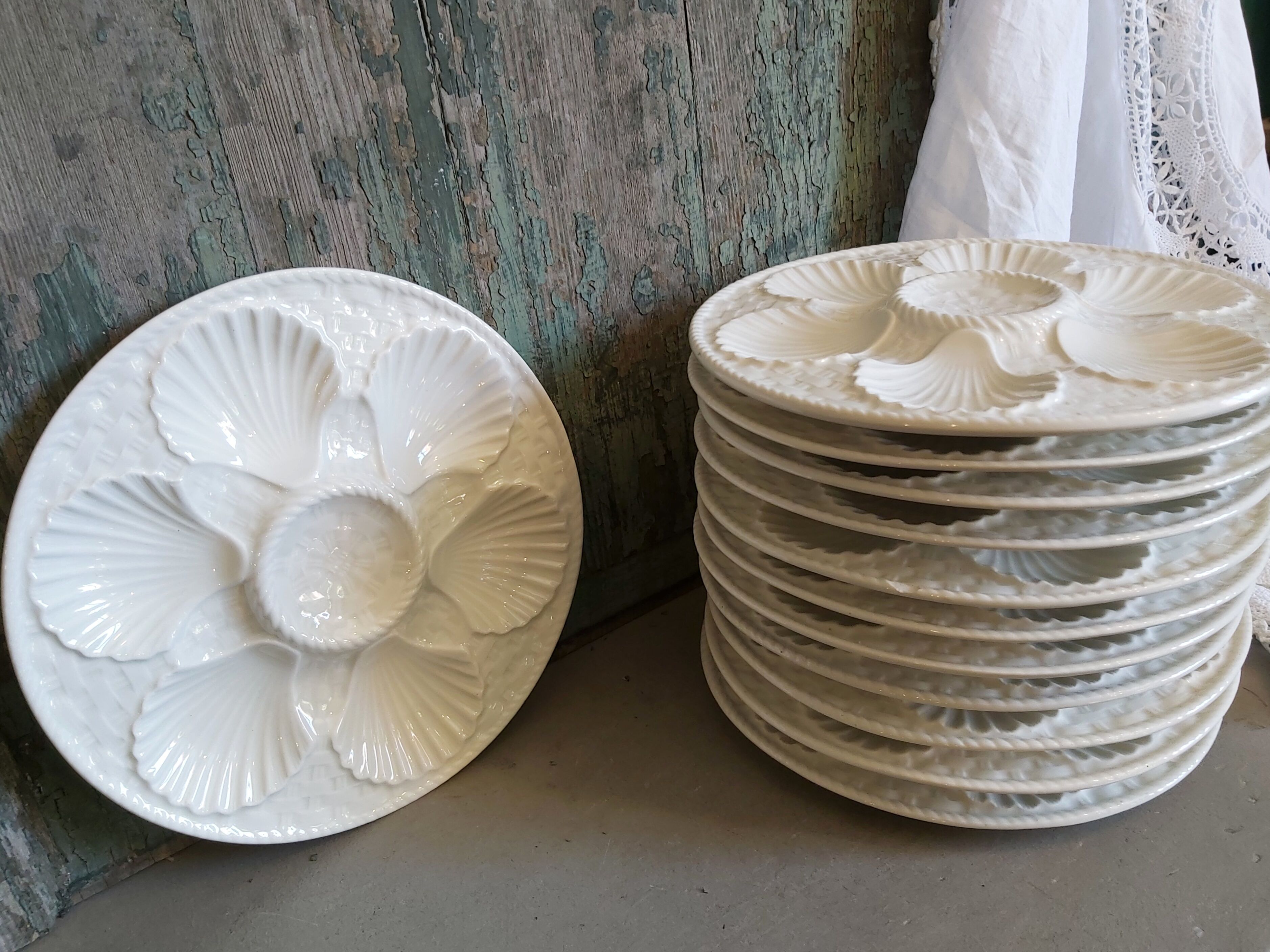 Vintage French oyster plate in majolica from Longchamp