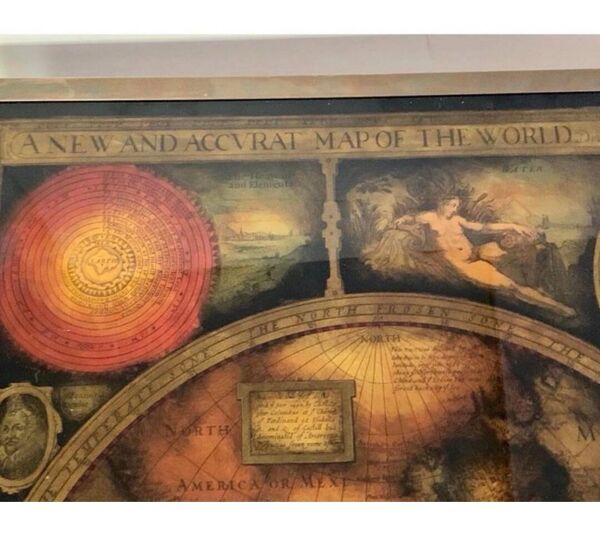 Table basse en bois exotique, garniture laiton et planisphère sous verre.