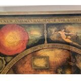 Table basse en bois exotique, garniture laiton et planisphère sous verre.