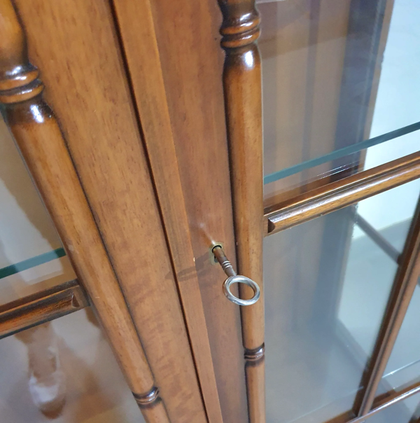 Cabinet en faux bambou par Jonathan Adler / couches de verre / années 1980