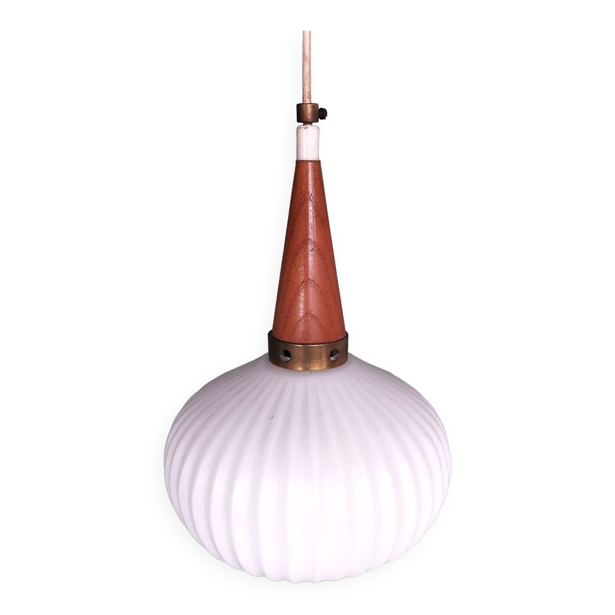 Lampe suspendue vintage en opaline et en teck. Louis Kalff '60