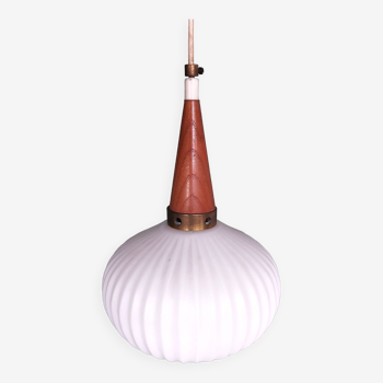 Lampe suspendue vintage en opaline et en teck. Louis Kalff '60