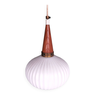 Lampe suspendue vintage en opaline et en teck. Louis Kalff '60