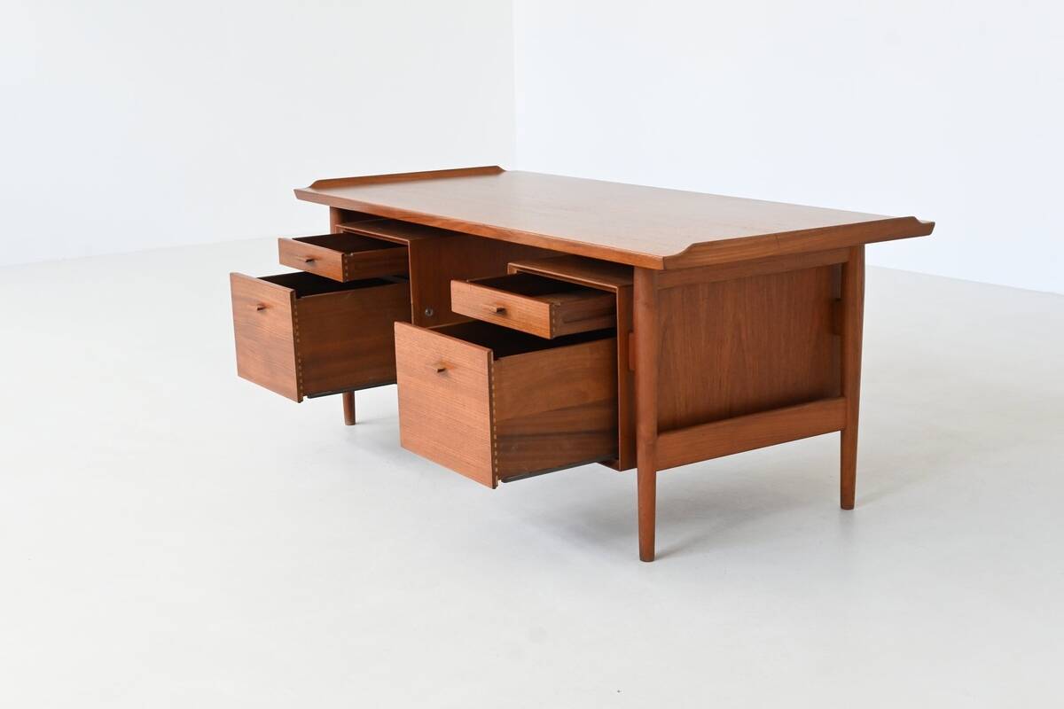 Arne Vodder writing desk model 207 in teak Sibast Denmark 1960