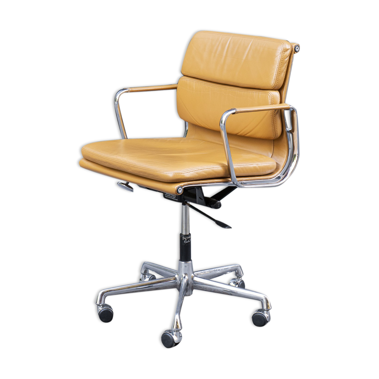 Soft Pad EA 217 chair by Charles & Ray Eames, Vitra