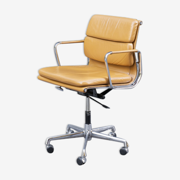 Fauteuil Soft Pad EA 217 de Charles & Ray Eames éditon Vitra