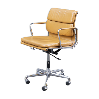 Fauteuil Soft Pad EA 217 de Charles & Ray Eames éditon Vitra