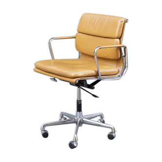 Soft Pad EA 217 chair by Charles & Ray Eames, Vitra