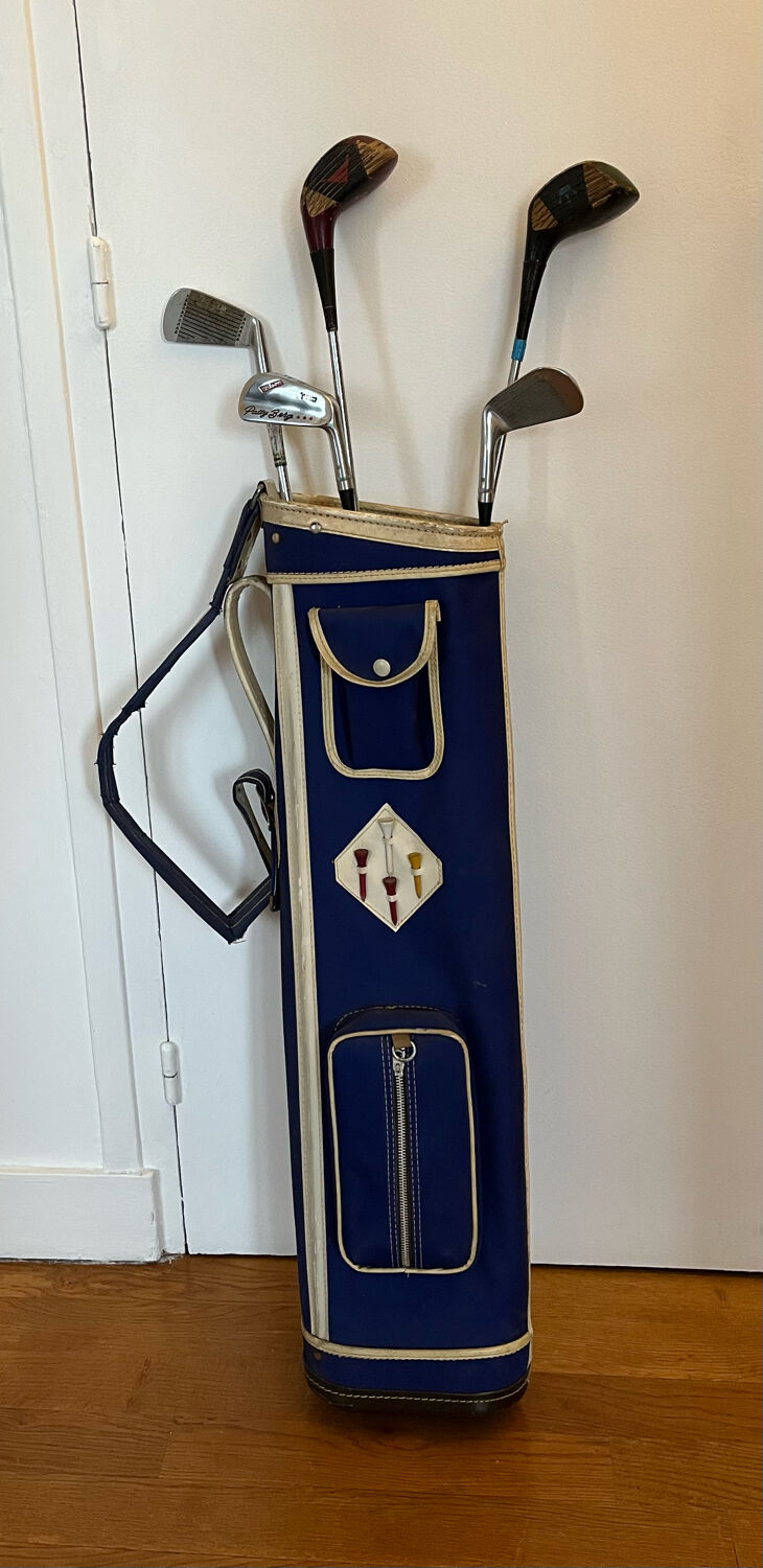 Golf bag filled with 5 vintage clubs