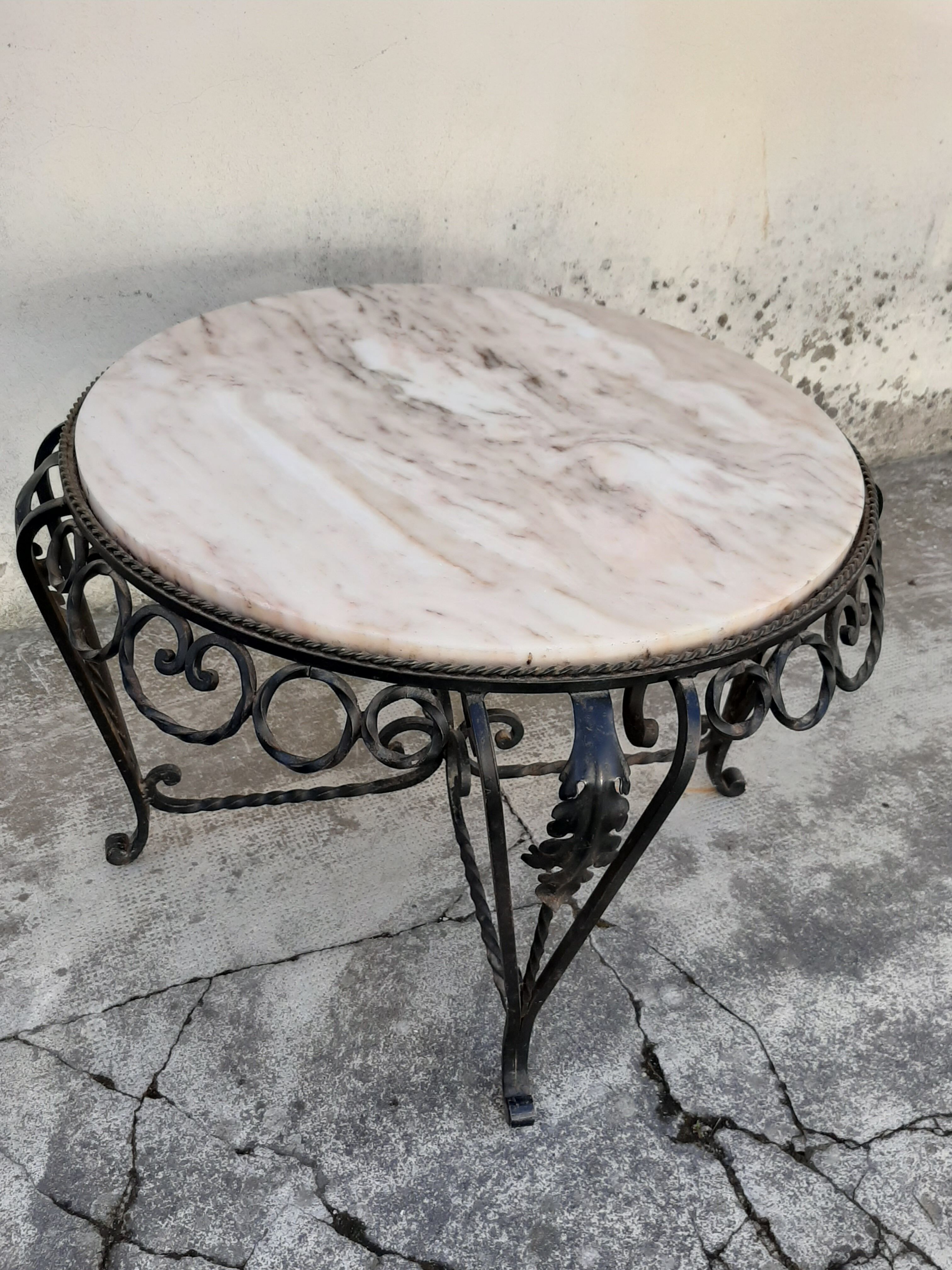 Table basse ronde en fer forgé et dessus marbre