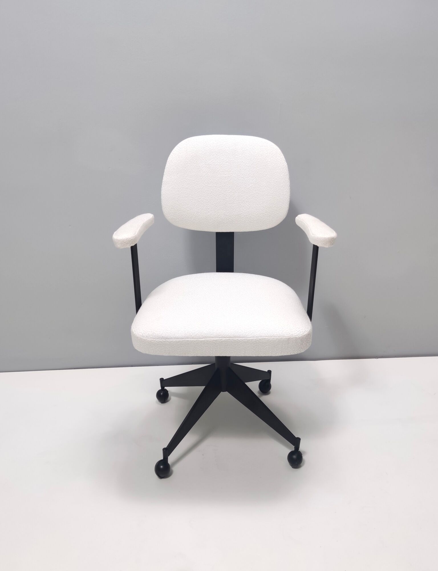 Chaise de bureau vintage en tissu blanc avec cadre en métal noir imputable à velca