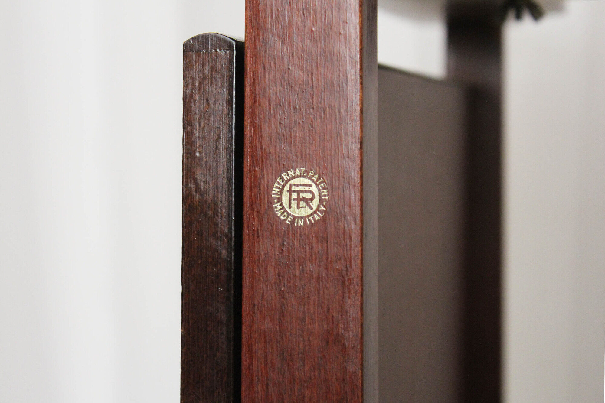 Valet stand par Fratelli Reguitti conception Ico Parisi années 1960