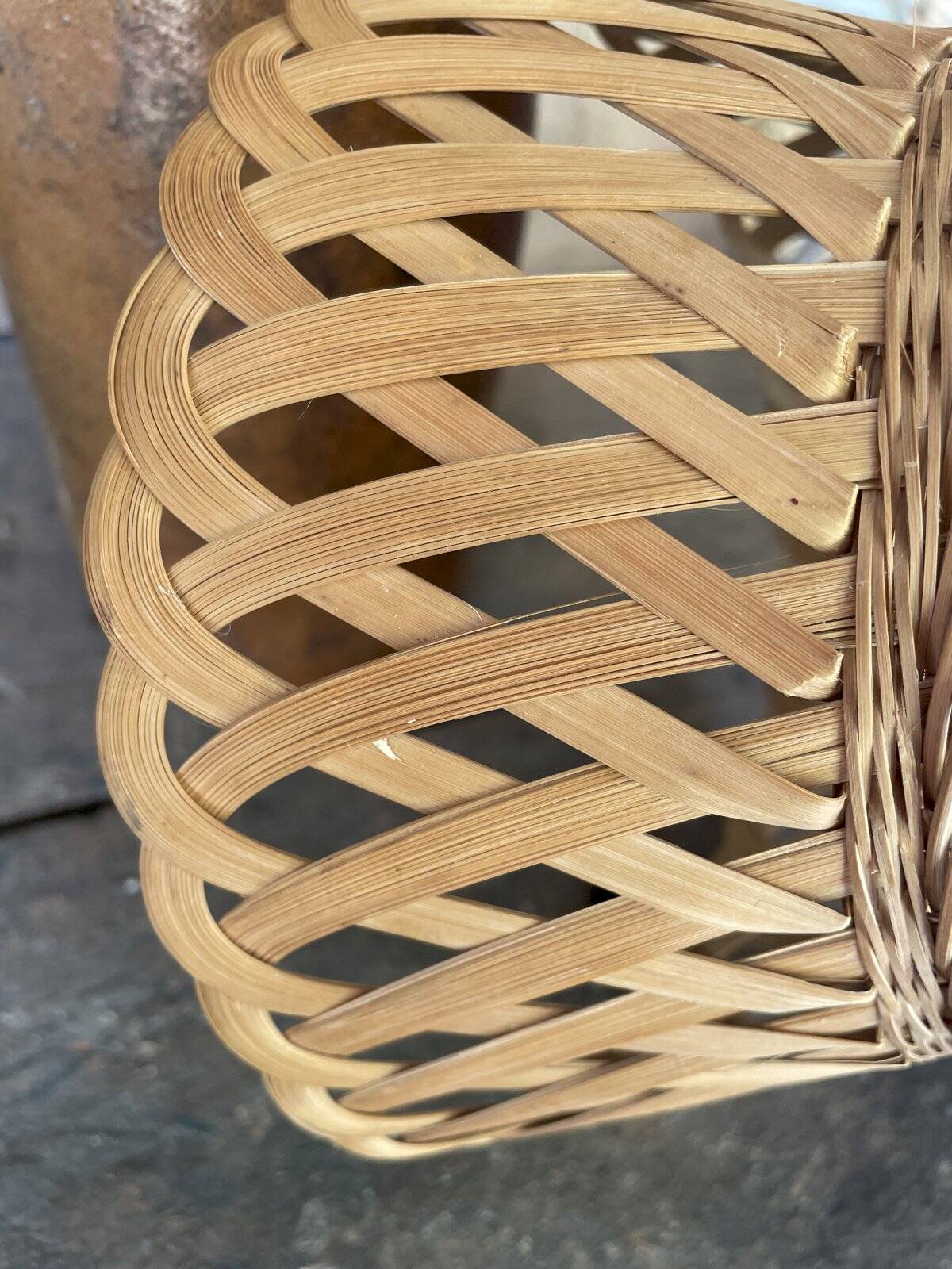 Natural fine wicker basket with a diameter of 20 cm.