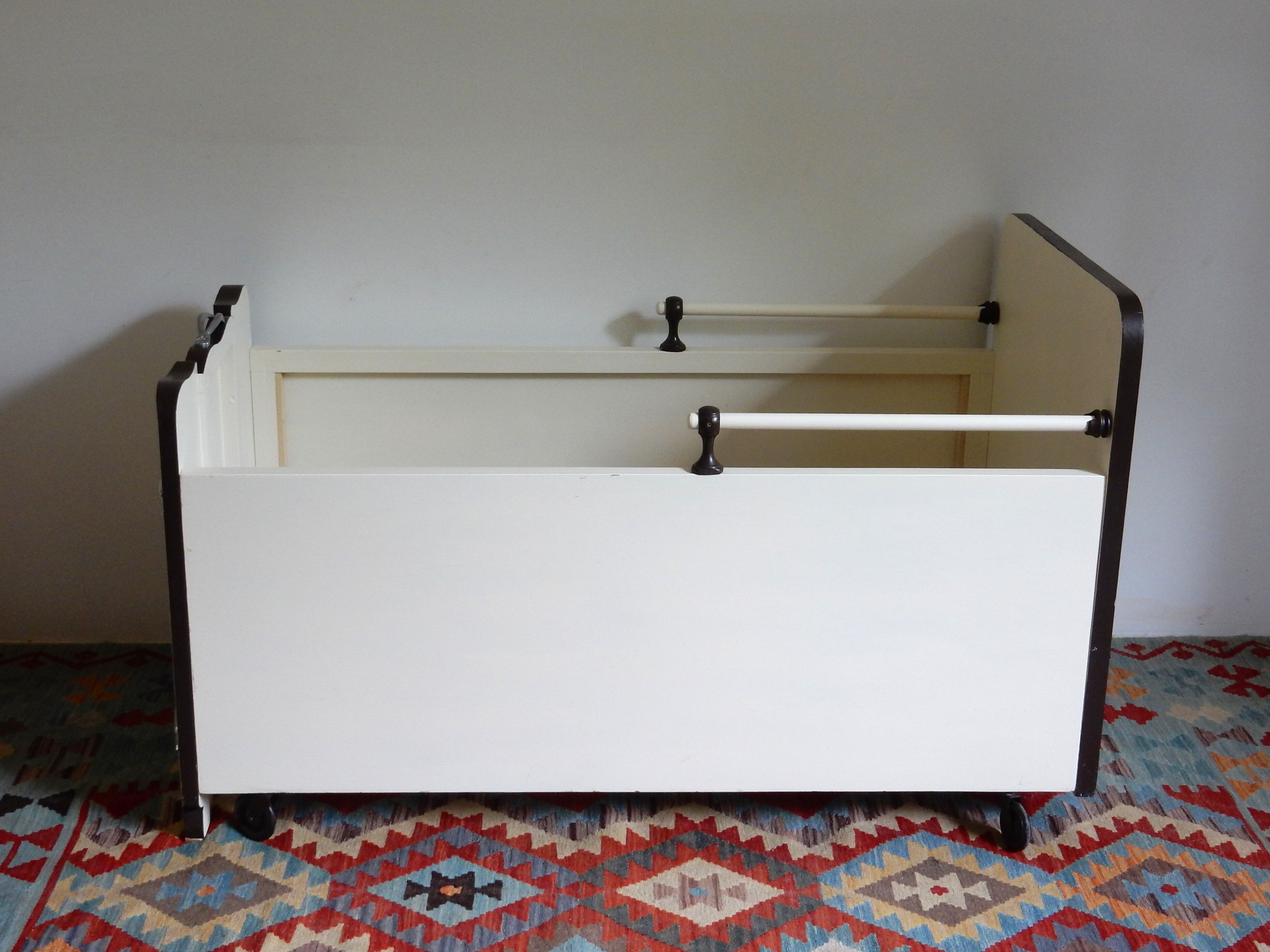 Lit roulotte décor hirondelles des années 40